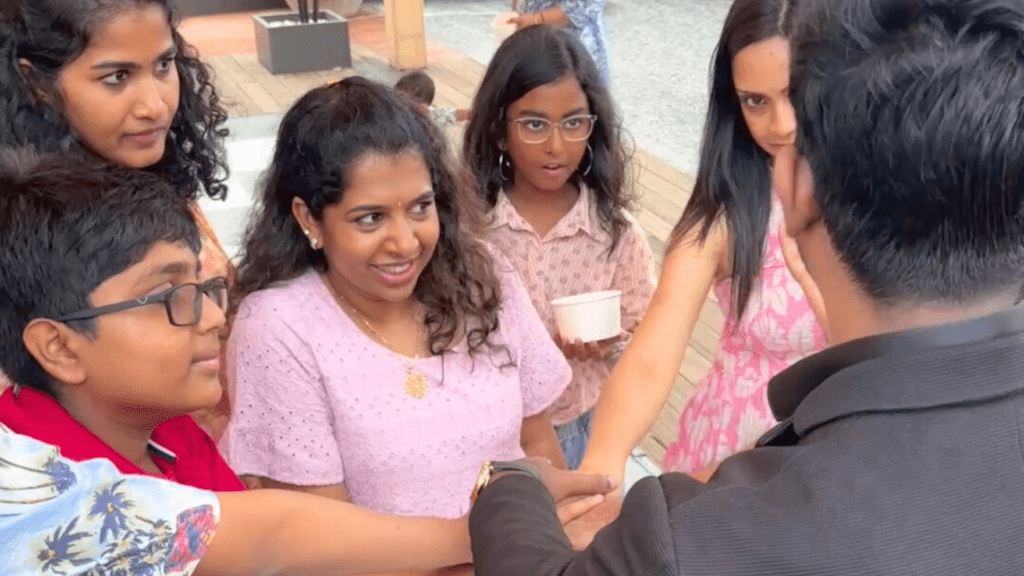 Close up Magician-What Is Close Up Magic -magician in chennai - best magician in chennai- top magician in chennai (1)